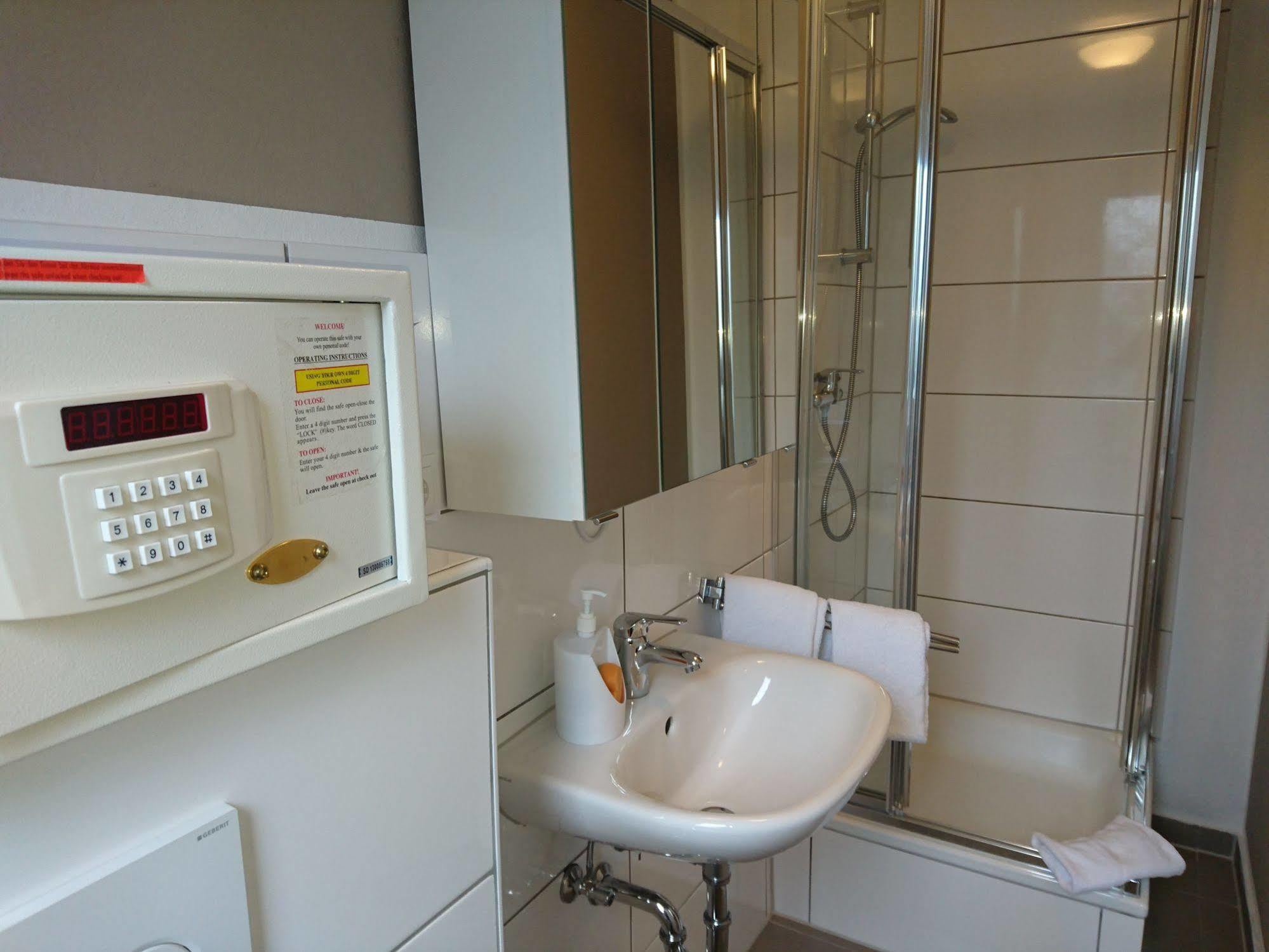 Budapester Hof Gaestehaus Hamburg-Harburg Exteriör bild